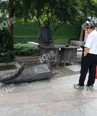 建国路上的铜人倒了!你路过敢不敢扶?铜人应该不会讹你…