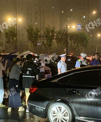 隆兴公寓好多车子堵消防通道!这些人一来 违停女司机马上怂了…