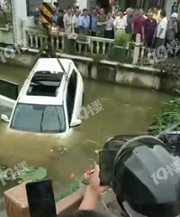 嘉兴今早突发一起汽车坠河事件!万幸的是司机从天窗爬了出来…