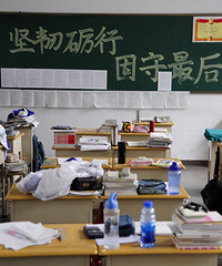 高复的儿子考试差点迟到 孩子的爸妈快急死