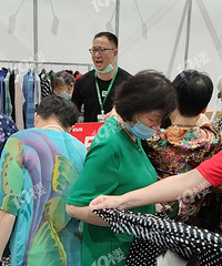 嘉交会开幕 现场抢疯了!袜子5块 衣服10块 全是人!