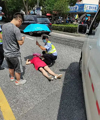 �����½�������Ϊ���߳�ɡ��Χ��Ⱥ�ڷ׷׵��ޣ�