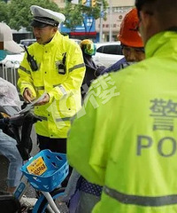 嘉兴交警将集中整治共享电单车违法:不戴头盔、逆行、闯红灯…