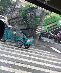 路都被压塌好大一个洞!勤俭路工程车翻车 旁边白车都被压扁了