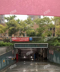 今早暴雨 小区车库都进水了!一片水汪汪啊…