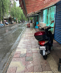 杨柳湾人行横道拖了一年还是不修!雨天一脚一个深水炸弹!
