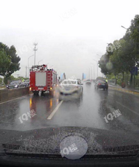 雨天事故多!十八里大桥公交与电瓶车撞上了!车主倒地不起…