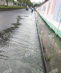 雨停了 可中环东路铁道立交桥这边水还在源源不断地流出来…