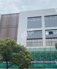 建国南路外立面改造有露面的了!远看居然有点像教学楼…