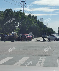 突发车祸!白色奔驰和红色日产撞了!赔赔不少钱吧…
