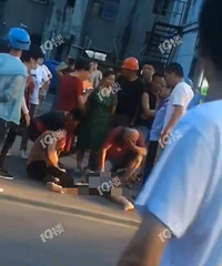 昨晚余新一女子穿马路被撞!车上下来一个女司机…