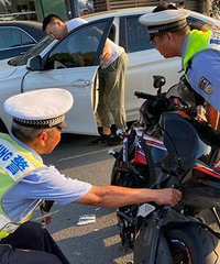 ���߷壬Ħ����γ�������ײ