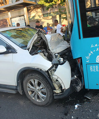 ��ʻ;�С���Ƭ����ӭͷײ�Ϲ�����������ȴ˵�����ǾƼݣ�