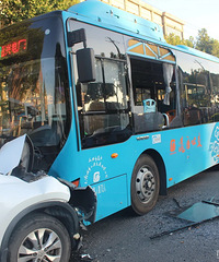 ��ʻ;�С���Ƭ����ӭͷײ�Ϲ�����������ȴ˵�����ǾƼݣ�