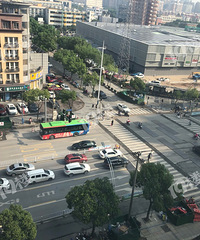 中山西路吴越路路口是准备做什么?挖了好长一条沟…