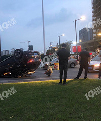 这辆车遭遇了什么 四脚朝天 不知道里面的人怎么样了...