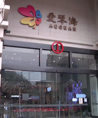 嘉兴有人在商场里踩到污物 围观数十人...场面极度尴尬…