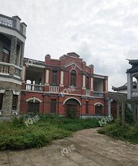 新塍这个拍摄基地是废弃了吗?屋顶坍塌 看起来像流浪汉住的
