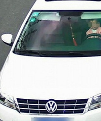 һ����Ӥ���ڼ���·�Ͽ�������