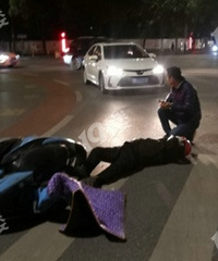 ˫Ϫ·��˽�ҳ���תײ��ֱ�е�ƿ����