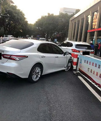 ���峿 һ����ɫ����γ�ײ���˸���׮��