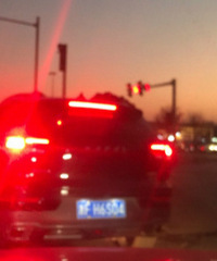 �ع�һ���ں��̵ƿ� ����ǿ�м����Ĺ��񳵣�