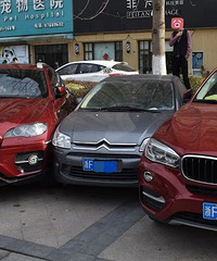 嘉兴一小伙拿到新车的第二天,连撞5辆车!只因为……