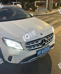 在路口挡住马路不开还骂人 我要曝光这辆白色奔驰!