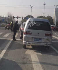 ����Ժ·�ڱ����Ͻ���5��׷β��