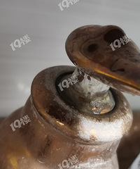 好气 买的台盆台面是仿石贴皮的 还用劣质玻璃胶
