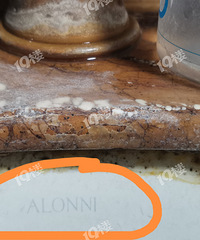 好气 买的台盆台面是仿石贴皮的 还用劣质玻璃胶