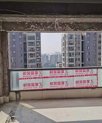 师傅很规范 在新旧墙体连接处插了几条钢筋 防止后期开裂