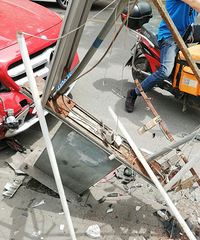 ���������ſ� С��Ů������ײ��·��