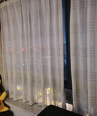 家里窗帘选择粗麻布材质 客厅的晚上都能有很好的光线