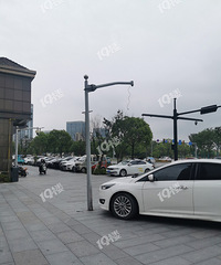 这根电线杆迟早要撞没有的!已经好多车子在此遭殃了…