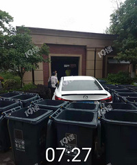 牛X!堵在垃圾房前 结果现在车子被垃圾桶包围了…