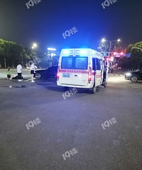 凌晨一点!中环南路新气象路口 外卖小哥与汽车发生碰撞!