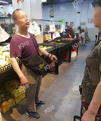 嘉兴一老伯钱包遗落在超市里 被排队的人顺手牵羊!查监控发现…