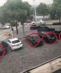 浙传桐乡校区门口惊现十多位社会男子开车搭讪女生!车顶还放水…