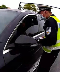 因为这件事,嘉兴一奔驰车主被拘……