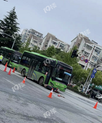 珠庵路气象路口突发车祸!公交撞了闯红灯的电瓶车 地上一滩血…