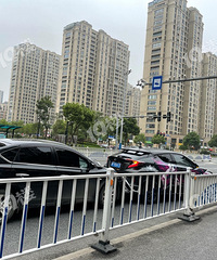 刺激!A车变道刮B车后视镜跑了!B狂追别车 最后A急刹追尾!