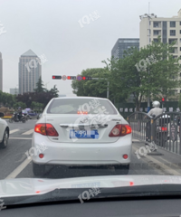 曝光一个奇葩女司机!在右转车道等直行绿灯亮了才右转…