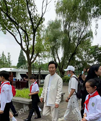 今天李玉刚来嘉兴了!去了南湖湖心岛 还坐了九水巴士……