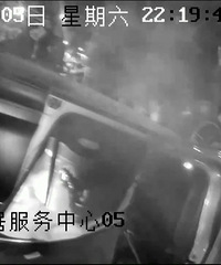 酒驾把车翻了个底朝天 还对协辅警说给你一万你帮我保密...