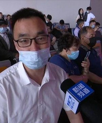 端午假期的第一天 高铁站的人可太多了 人手一盒粽子回家!