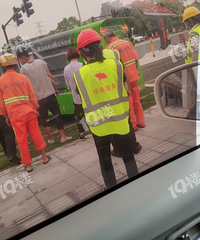 突发!环卫小车上轨道出不来了 陷在轨道里了