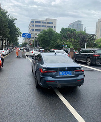 ���μҳ���С����ѧ �ѳ�ͣ��·�м� ���ں���ĳ�����ŭ�ˣ�