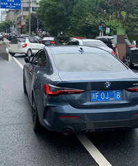 ���μҳ���С����ѧ �ѳ�ͣ��·�м� ���ں���ĳ�����ŭ�ˣ�