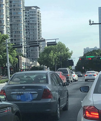 “防晒式”等红灯,警方提示:违法!最高可处200元罚款!